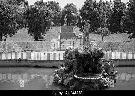 Der boboli-Gartenpark (Giardino di boboli), neptunbrunnen und ein Fernblick auf den palazzo pitti, in englischer Sprache auch Palazzo pitti genannt, in florenz, italien. Beliebte Touristenattraktion und Reiseziel. Stockfoto