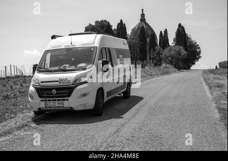 Wohnmobil in schöner Landschaft in der Nähe von siena, italien Stockfoto