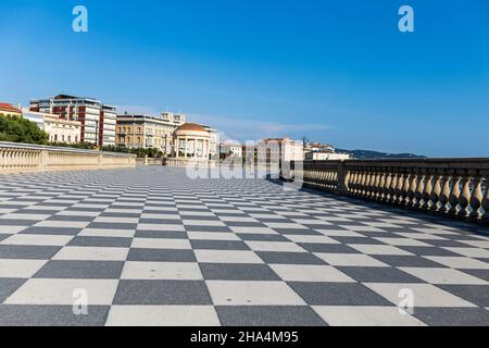 terrazza mascagni in livorno, italien. Es ist ein breites, gewundenes belvedere zum Meer hin mit einer Pflasterfläche von 8.700 qm wie ein Schachbrett und 4.100 Balustern Stockfoto