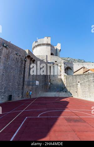 Wandern in Dubrovnik, kroatien - berühmter Drehort für Thronspiel. Dort heißt es: Königslandung Stockfoto