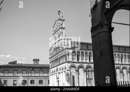 chiesa di san michele in Foro st michael. römisch-katholische Kirche Basilika auf der piazza san michele Platz im historischen Zentrum der alten mittelalterlichen Stadt lucca an einem Sommertag mit klarem Himmel, toskana, italien Stockfoto