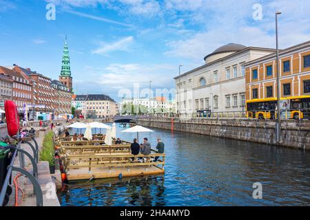 Kopenhagen, Koebenhavn: canal at Gammel Strand, Restaurant, Nikolaj Contemporary Art Center (Nikolaj Kunsthal) in der ehemaligen St. Nicholkirche, in , Zea Stockfoto