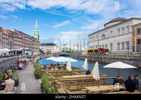 Kopenhagen, Koebenhavn: canal at Gammel Strand, Restaurant, Nikolaj Contemporary Art Center (Nikolaj Kunsthal) in der ehemaligen St. Nicholkirche, in , Zea Stockfoto