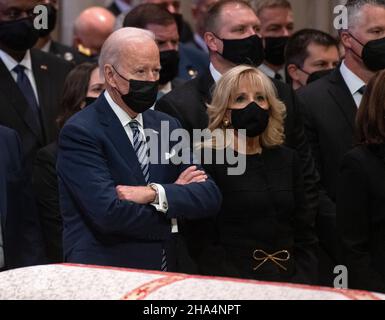 Washington, Vereinigte Staaten Von Amerika. 10th Dez 2021. US-Präsident Joe Biden und die First Lady Dr. Jill Biden hören zu, als sie am Freitag, den 10. Dezember 2021, in der Washington National Cathedral in Washington, DC, an der Beerdigung des ehemaligen US-Senators Bob Dole (Republikaner von Kansas) teilnehmen.Quelle: Ron Sachs/CNP/Sipa USA Quelle: SIPA USA/Alamy Live News Stockfoto