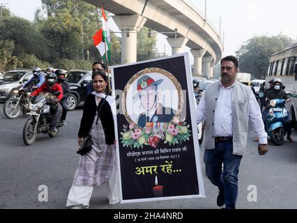 Neu-Delhi, Indien. 10th Dez 2021. Während der Trauerprozession marschieren Menschen mit dem Plakat des Stabs der Verteidigung (CDS). General Bipin Rawat, seine Frau Madhulika und 11 weitere Mitarbeiter der Streitkräfte verloren ihr Leben bei einem Absturz des Hubschraubers Mi-17V5 der indischen Luftwaffe in Coonoor, Tamil Nadu. CDS Bipin Rawat wurde auf dem Bar Square in Delhi Cantonmet mit vollen militärischen Ehren eingeäschert. Kredit: SOPA Images Limited/Alamy Live Nachrichten Stockfoto