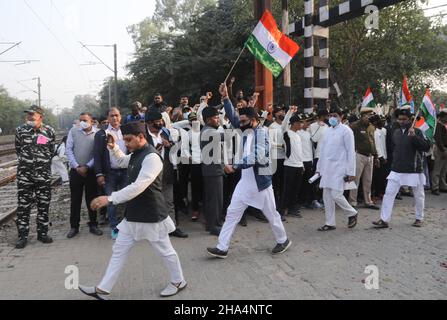 Neu-Delhi, Indien. 10th Dez 2021. Ein Mann hält eine indische Flagge, als er an der Trauerprozession teilnimmt. General Bipin Rawat, seine Frau Madhulika und 11 weitere Mitarbeiter der Streitkräfte verloren ihr Leben bei einem Absturz des Hubschraubers Mi-17V5 der indischen Luftwaffe in Coonoor, Tamil Nadu. CDS Bipin Rawat wurde auf dem Bar Square in Delhi Cantonmet mit vollen militärischen Ehren eingeäschert. Kredit: SOPA Images Limited/Alamy Live Nachrichten Stockfoto