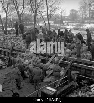 Lubczyna, 1969-12. Niekorzystne warunki atmosferyczne spowodowa³y spiêtrzenie wód jeziora D¹bie, które przerwa³y w okolicy Lubczyny wa³ przeciwpowodziowy i zala³y teren o powerzchni 1000 ha. NZ. Budowa wa³u przeciwpowodziowego. kw PAP/Andrzej Witusz Dok³adny dzieñ wydarzenia nieustalony. Lubczyna, Dezember 1969. Ungünstigen Wetterbedingungen verursacht Auffüllen der Gewässer des Dabie Lake. Wasser brach einen Damm in der Nähe von Lubczyna und überflutete die Fläche von 1000 Hektar. Im Bild: Soldaten und Freiwillige bauen einen provisorischen Staudamm. kw PAP/Andrzej Witusz Stockfoto