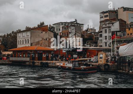 Boote auf dem Wasser und ein altes Gebäude in Istanbul Stockfoto