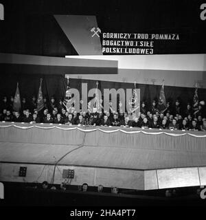 Zabrze, 1969-12-03. W przeddzieñ Barbórki, w sali Zabrzañskiego Domu Muzyki i Tañca, odby³a siê centralna akademia z okazji górniczego œwiêta. Na barbórkowe obchody przybyli do województwa katowickiego przedstawiciele najwy¿szych w³adz centralnych, cz³onkowie Biura Politycznego: przewodnicz¹cy Rady Pañstwa, marsza³ek Polski Marian Spychalski i sekretarz Komitetu Centralnego Polskiej Zjednoczonej Partieleci Robotniczej (KC PZPR) Ryszard. Na widowni zasiedli przedstawiciele zawodów górniczych z ca³ego kraju. NZ. w pierwszym rzêdzie prezydium od lewej pocz¹wszy od i sekretarza Komitetu Woj Stockfoto