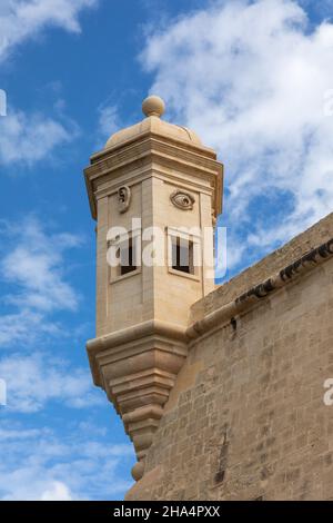 Ein sechseckiger Wachturm an den Bastion-Mauern von Senglea, der mit Ohr und Auge am Eingang zum Grand Harbour, den drei Städten, Malta, Stockfoto