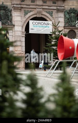 Blick vom christbaummarkt auf die Teststation. Am 10. Dezember 2021 gehen Menschen in München einkaufen. Ab Dezember 8 gibt es die Regel von 2G, d.h. man muss gegen das Coronavirus geimpft oder von Covid-19 geborgen werden. (Foto: Alexander Pohl/Sipa USA) Quelle: SIPA USA/Alamy Live News Stockfoto