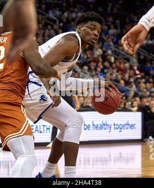 Newark, New Jersey, USA. 10th Dez 2021. Seton Hall Pirates forward Alexis Yetna (10) in der zweiten Hälfte im Prudential Center in Newark, New Jersey am Donnerstag, den 9 2021. Dezember. Seton Hall besiegte Texas 64-60. Duncan Williams/CSM/Alamy Live News Stockfoto