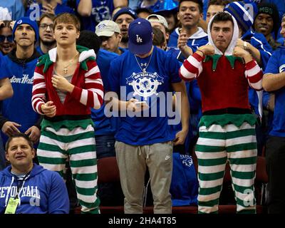 Newark, New Jersey, USA. 10th Dez 2021. Seton Hall Student Body genießt das Spiel gegen die Texas Longhorns im Prudential Center in Newark, New Jersey, am Donnerstag, den 9 2021. Dezember. Seton Hall besiegte Texas 64-60. Duncan Williams/CSM/Alamy Live News Stockfoto