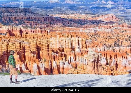 Mann, der die Landschaft betrachtet, bryce Canyon, bryce Canyon Nationalpark, utah, usa Stockfoto