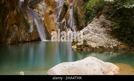 griechenland, griechische Inseln, ionische Inseln, lefkada oder lefkas, Bucht von nidri, Wasserfälle von nidri, Scheibe im Vordergrund, grünere Teiche in der Mitte, Wasserfälle im Hintergrund, Stockfoto