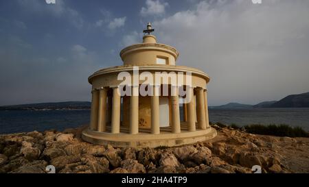 griechenland, griechische Inseln, ionische Inseln, kefalonia, argostoli, Hauptstadt von kefalonia, Leuchtturm, Laterne des heiligen theodosius, rund, Weitwinkelansicht, blauer Himmel, bewölkt Stockfoto