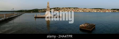 griechenland, griechische Inseln, ionische Inseln, kefalonia, argostoli, Hauptstadt von kefalonia, Panoramablick, bosset-Brücke links, Obelisk in der Mitte, skyline von argostoli im Hintergrund Stockfoto