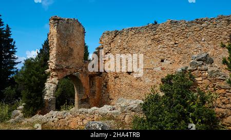 griechenland, griechische Inseln, ionische Inseln, kefalonia, assos, Ort an der Westküste, venezianische Festung, Ruinen von Mauern in der Festung, blauer Himmel Stockfoto