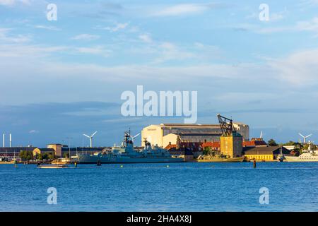 Kopenhagen, Koebenhavn: Marinestation Holmen (Flabestation Holmen) in Fladens Leje, Kriegsschiff HDMS Peder Skram (F352) Inner Harbour, in , Zealand, Seala Stockfoto