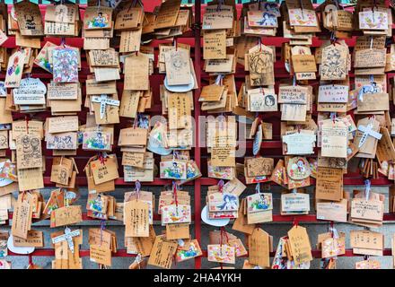 tokio, japan - september 17 2021: Viele Schilder aus Shinto-Holz, die Ema genannt werden, werden von Gläubigen mit Illustrationen des tv-Anime-Charakters illustriert Stockfoto