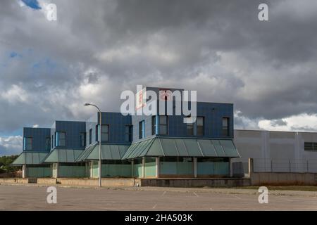 Llucmajor, Spanien; dezember 05 2021: Gesamtansicht des geschlossenen Möbelunternehmens Almacenes Femenias, im Industriepark von Son Noguera, Llucmajor, Stockfoto