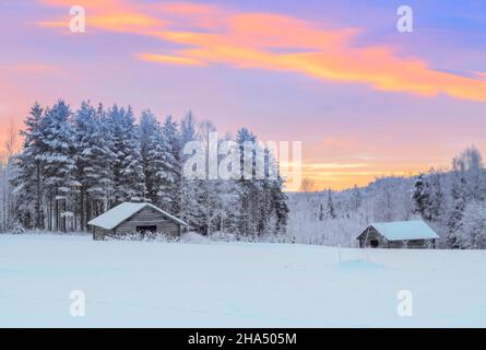 Kaserne im Schnee im Wald, Winter, Berglandschaft bei Sonnenuntergang Stockfoto