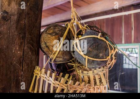 Menschliche Schädel in einem traditionellen Langhaus in der Nähe des Flusses Batang Rejang, Sarawak, Malaysia Stockfoto