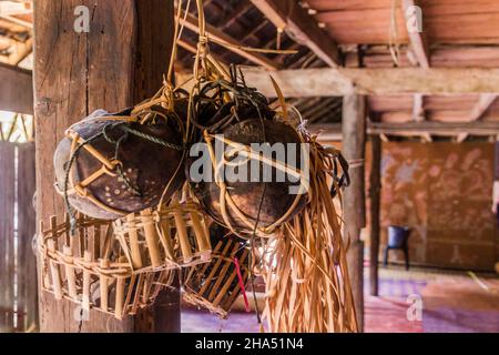 Menschliche Schädel in einem traditionellen Langhaus in der Nähe des Flusses Batang Rejang, Sarawak, Malaysia Stockfoto