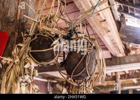 Menschliche Schädel in einem traditionellen Langhaus in der Nähe des Flusses Batang Rejang, Sarawak, Malaysia Stockfoto