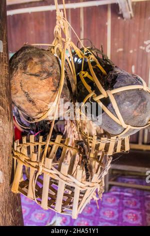 Menschliche Schädel in einem traditionellen Langhaus in der Nähe des Flusses Batang Rejang, Sarawak, Malaysia Stockfoto