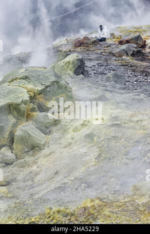 Vulkanologen sammeln Mineralproben auf Gran Cratere, Vulcano Island, Äolischen Inseln, Sizilien, Italien Stockfoto