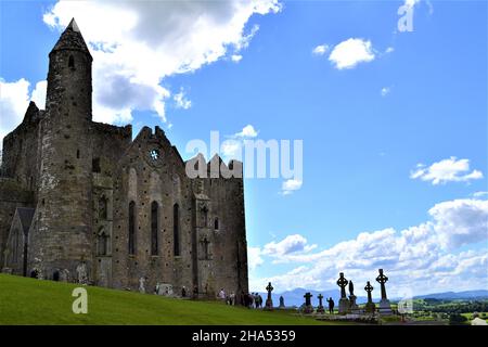 Rock of Cashel - die Kapelle von König Cormac Mac Carthaighin und runder Turm wie im Sommer gesehen (County Tipperary, Irland) Stockfoto