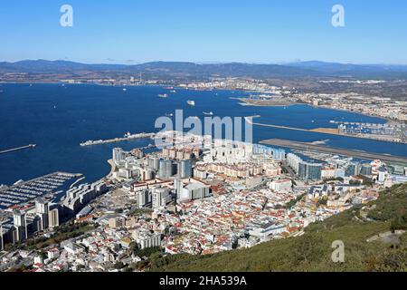 Blick auf Gibraltar und die spanische Küste vom Top of the Rock Stockfoto