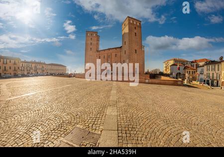 Fossano, Cuneo, Italien - 2. Dezember 2021: Das Schloss der Fürsten von Acaja (XIV Jahrhundert) auf der piazza Castello, Sitz der Bürgerbibliothek Stockfoto