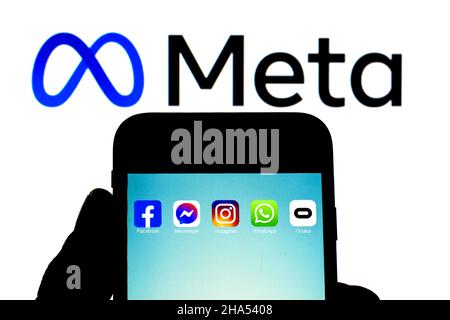 Barcelona, Katalonien, Spanien. 9th Dez 2021. In dieser Abbildung werden die App-Icons von Facebook, Messenger, Instagram, WhatsApp und Oculus VR auf einem Smartphone mit einem Meta-Logo im Hintergrund angezeigt. (Bild: © Thiago Prudencio/DAX via ZUMA Press Wire) Stockfoto