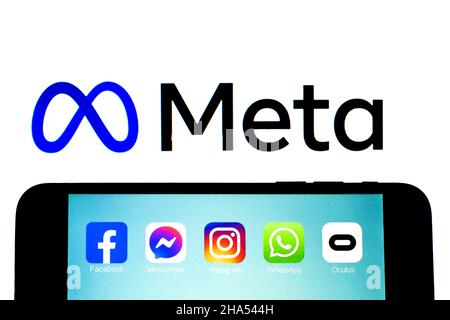 Barcelona, Katalonien, Spanien. 9th Dez 2021. In dieser Abbildung werden die App-Icons von Facebook, Messenger, Instagram, WhatsApp und Oculus VR auf einem Smartphone mit einem Meta-Logo im Hintergrund angezeigt. (Bild: © Thiago Prudencio/DAX via ZUMA Press Wire) Stockfoto