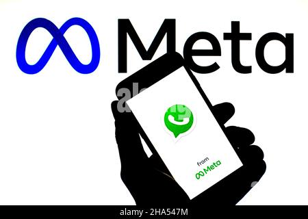 Barcelona, Katalonien, Spanien. 9th Dez 2021. In dieser Abbildung ist ein WhatsApp- und Meta-Logo auf einem Smartphone mit einem „“-Logo im Hintergrund zu sehen. (Bild: © Thiago Prudencio/DAX via ZUMA Press Wire) Stockfoto