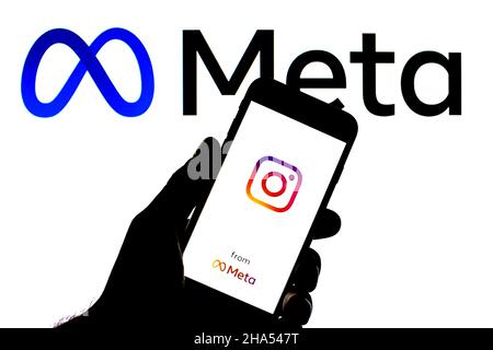 Barcelona, Katalonien, Spanien. 9th Dez 2021. In dieser Fototafel wird ein Instagram- und Meta-Logo auf einem Smartphone mit einem Meta-Logo im Hintergrund angezeigt. (Bild: © Thiago Prudencio/DAX via ZUMA Press Wire) Stockfoto