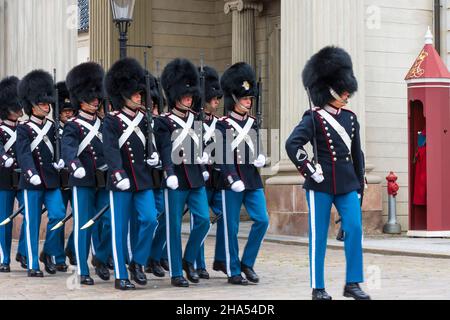 Kopenhagen, Koebenhavn: Königliche Garde, Wachwechsel vor Schloss Amalienborg, M16 Gewehr, in , Seeland, Sjaelland, Dänemark Stockfoto