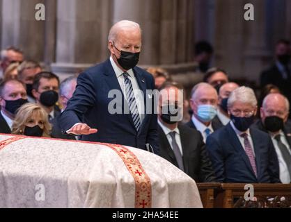 US-Präsident Joe Biden tritt am Freitag, den 10. Dezember 2021, auf das Podium, um zu sprechen, während er an der Beerdigung des ehemaligen US-Senators Bob Dole (Republikaner von Kansas) in der Washington National Cathedral in Washington, DC, teilnimmt.Quelle: Ron Sachs/CNP /MediaPunch Stockfoto