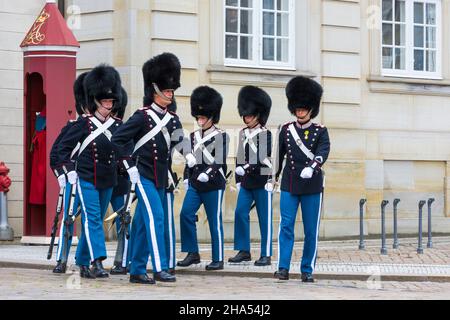 Kopenhagen, Koebenhavn: Königliche Garde, Wachwechsel vor Schloss Amalienborg, M16 Gewehr, in , Seeland, Sjaelland, Dänemark Stockfoto