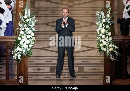 Lee Greenwood tritt am Freitag, dem 10. Dezember 2021, am Ende des Trauerdienstes für den ehemaligen US-Senator Bob Dole (Republikaner von Kansas) in der Washington National Cathedral in Washington, DC auf.Quelle: Ron Sachs/CNP /MediaPunch Stockfoto