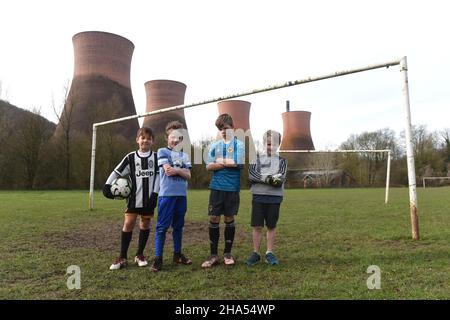 Jungen spielen Fußball in der Nähe von Ironbridge Power Station 2019 Bild von DAVID BAGNALL Stockfoto