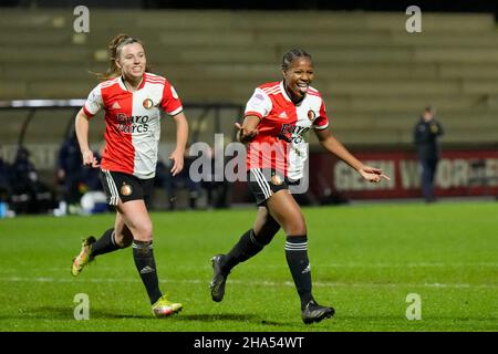 ROTTERDAM, NIEDERLANDE - 10. DEZEMBER: Manique de Vette von Feyenoord Rotterdam, Sophie Cobussen von Feyenoord Rotterdam, Celainy Obispo von Feyenoord Rotterdam während des Pure Energie Eredivisie Vrouwen-Spiels zwischen Feyenoord Rotterdam und PEC Zwolle am 10. Dezember 2021 in Rotterdam, Niederlande (Foto: Yannick Verhoeven/Orange Picturs) Stockfoto