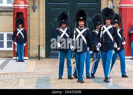 Kopenhagen, Koebenhavn: Königliche Garde, Wachwechsel vor Schloss Amalienborg, M16 Gewehr, in , Seeland, Sjaelland, Dänemark Stockfoto