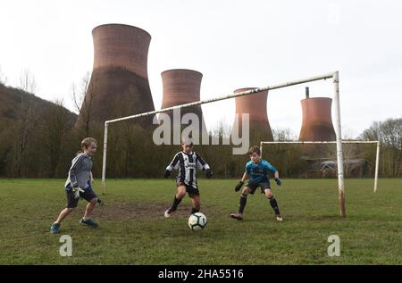 Jungen spielen Fußball in der Nähe von Ironbridge Power Station 2019 Bild von DAVID BAGNALL Stockfoto