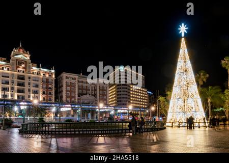 Weihnachtsbeleuchtung. Riesiger Weihnachtsbaum auf der Plaza de la Marina. Málaga, Andalucía, Spanien, Europa Stockfoto