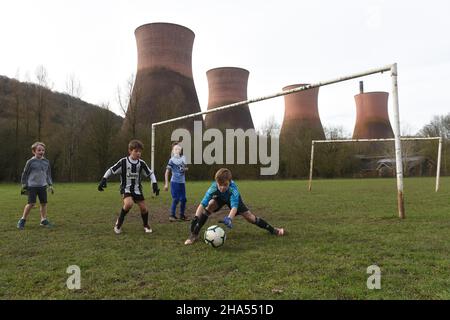 Jungen spielen Fußball in der Nähe von Ironbridge Power Station 2019 Bild von DAVID BAGNALL Stockfoto