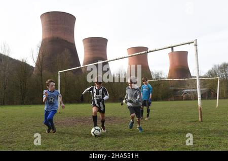 Jungen spielen Fußball in der Nähe von Ironbridge Power Station 2019 Bild von DAVID BAGNALL Stockfoto