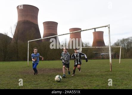 Jungen spielen Fußball in der Nähe von Ironbridge Power Station 2019 Bild von DAVID BAGNALL Stockfoto